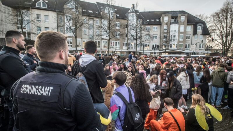 Kontrollen und Präsenz: So wollen Stadt Leverkusen und Polizei den Karneval sicher machen