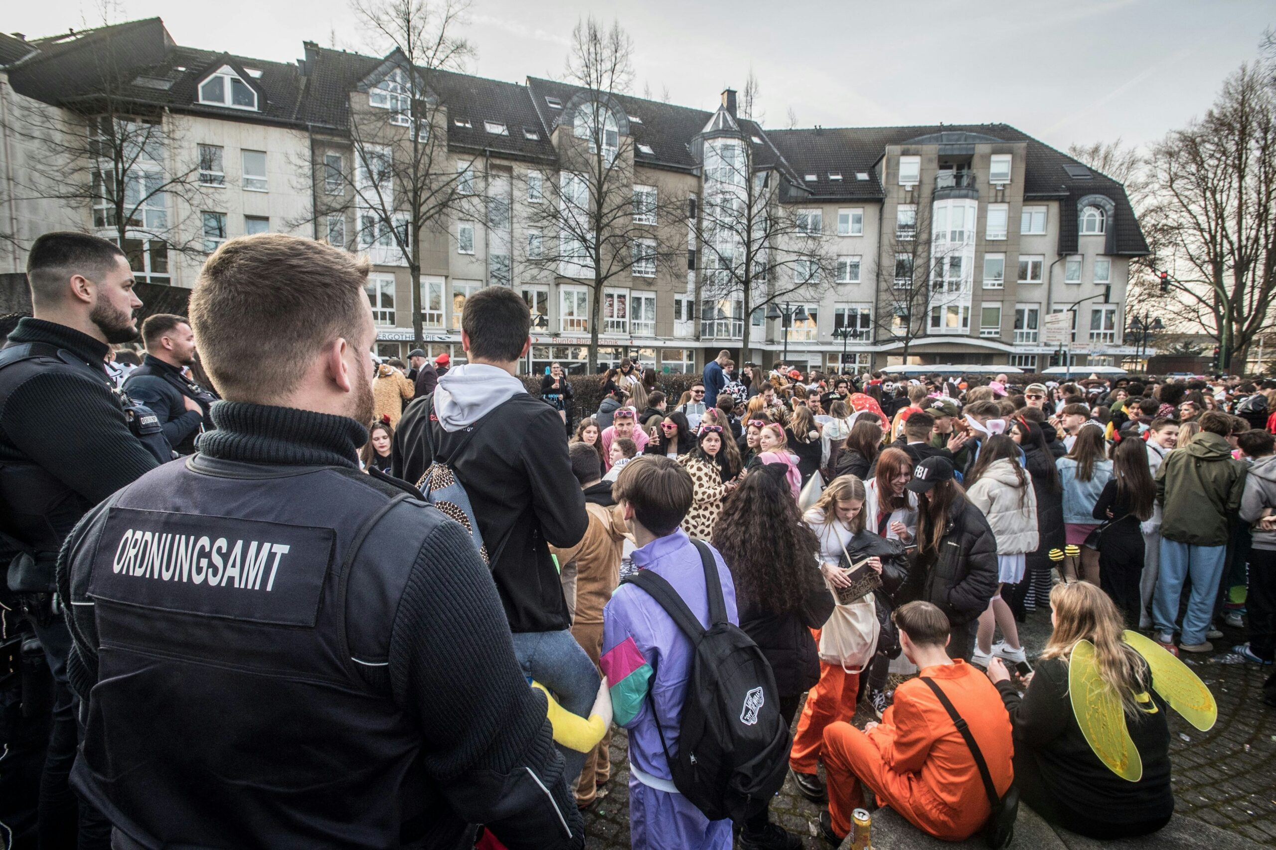 Kontrollen und Präsenz: So wollen Stadt Leverkusen und Polizei den Karneval sicher machen
