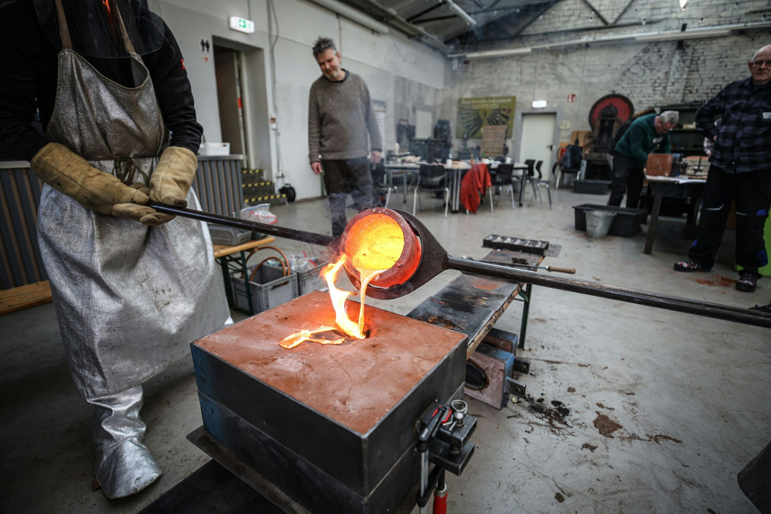Sensenhammer: Wie aus flüssigem Metall in Leverkusen ein Beil wird