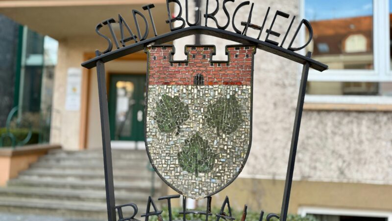 Hilfe für Geflüchtete: In Burscheid bahnt sich Streit um die Bezahlkarte an