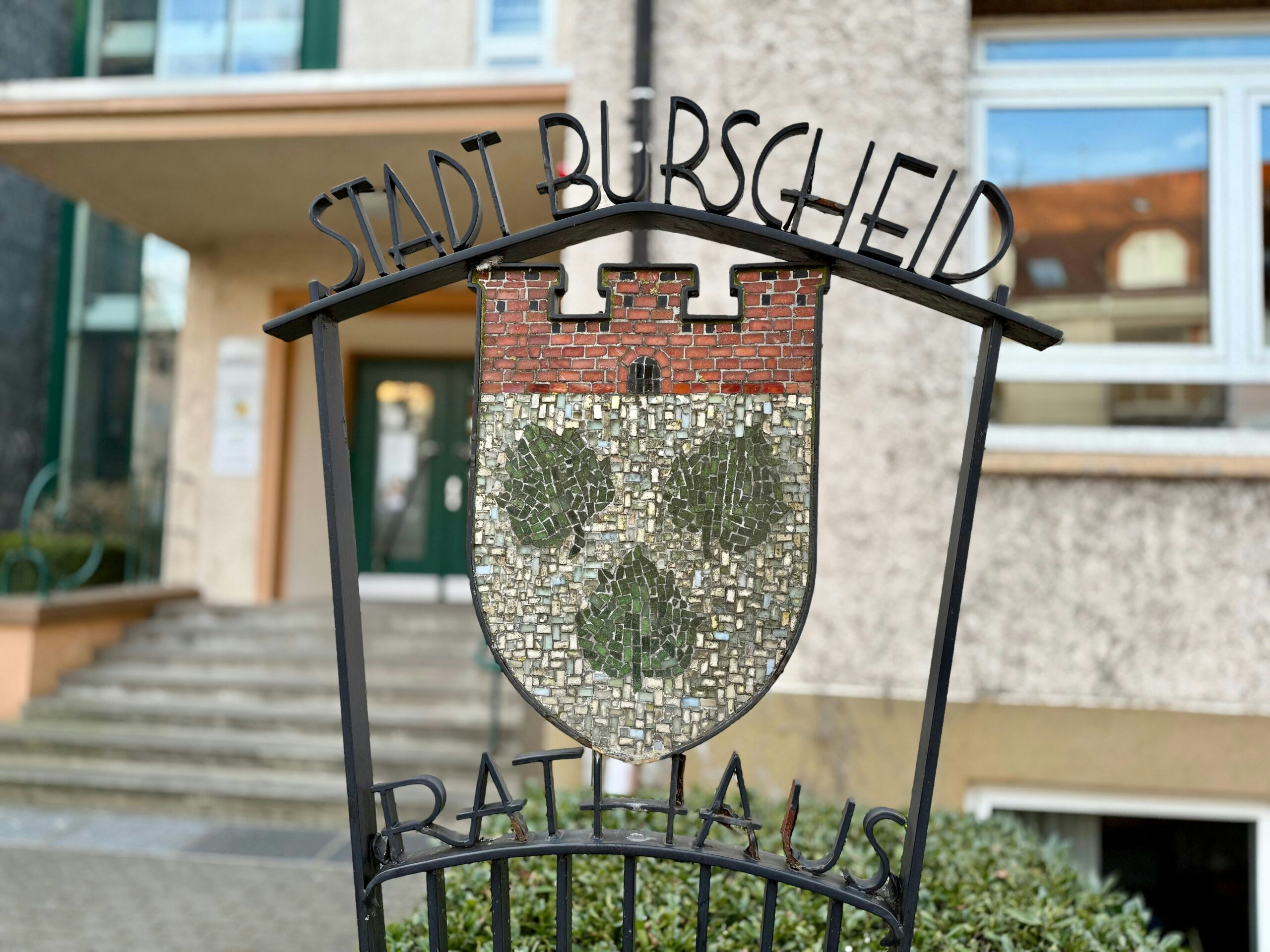 Hilfe für Geflüchtete: In Burscheid bahnt sich Streit um die Bezahlkarte an