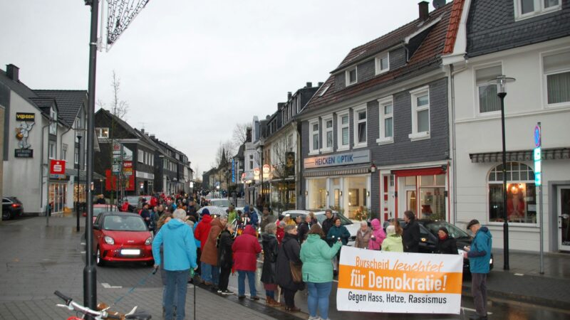 Vor Buchhandlung Hentschel: Burscheider Frauen organisieren Mahnwache gegen Rechts
