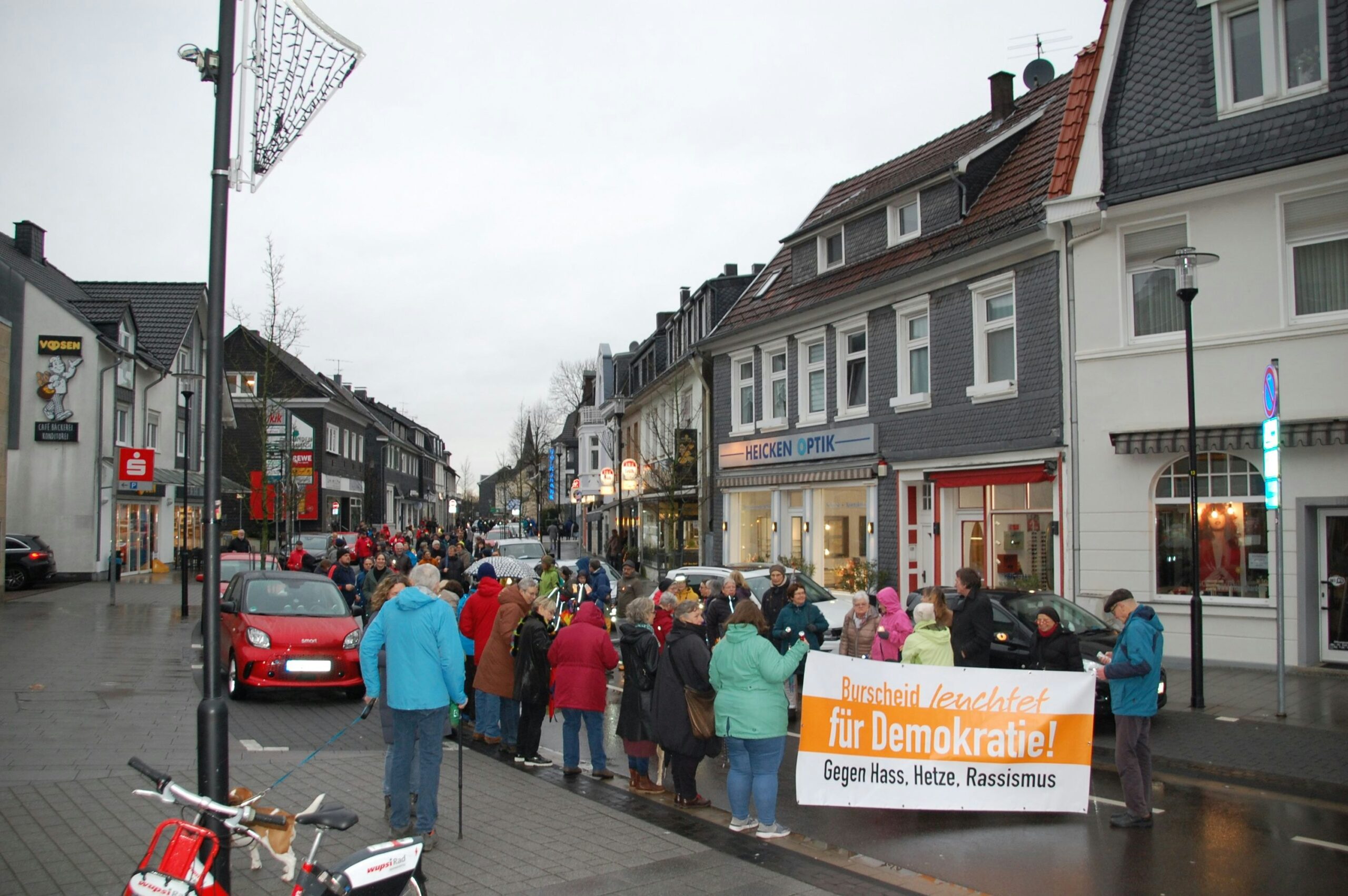 Vor Buchhandlung Hentschel: Burscheider Frauen organisieren Mahnwache gegen Rechts