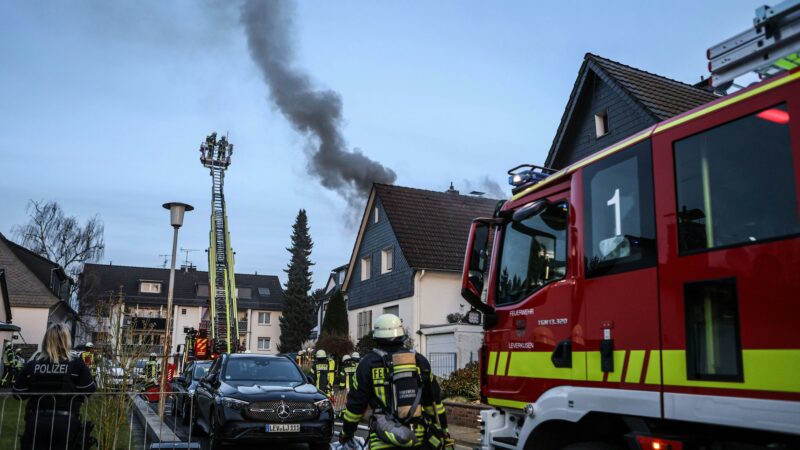 Feuerwehr im Einsatz: Einfamilienhaus nach Dachstuhlbrand in Schlebusch vorerst unbewohnbar