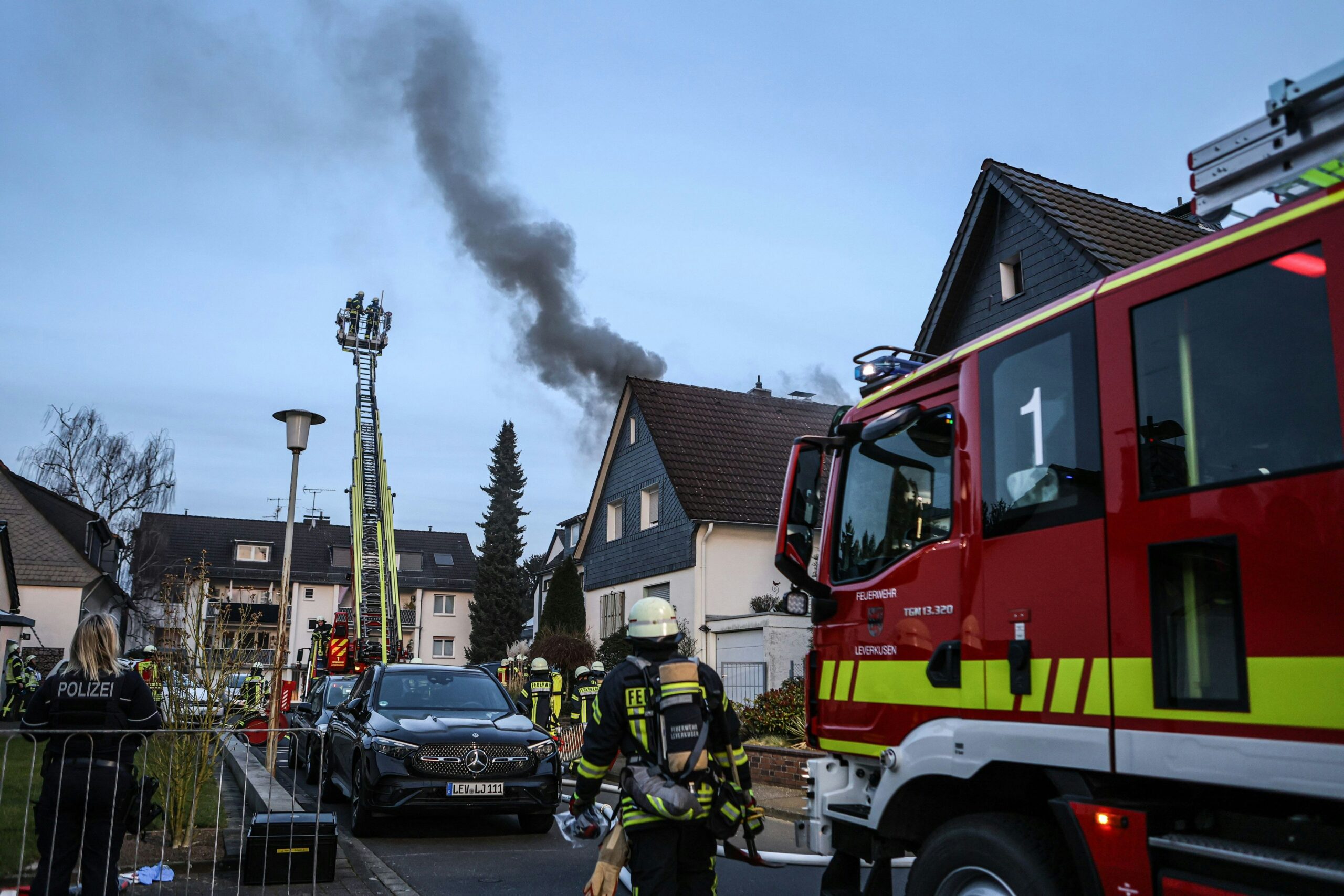 Feuerwehr im Einsatz: Einfamilienhaus nach Dachstuhlbrand in Schlebusch vorerst unbewohnbar