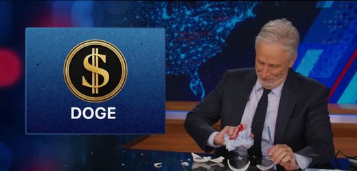 »Daily Show«: Jon Stewart schlägt sich in Satiresendung die Hand blutig