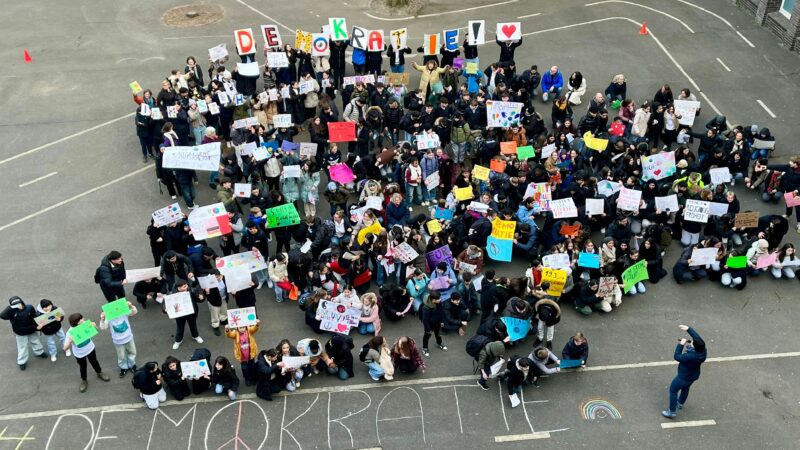 Pausenaktion für Demokratie: Leverkusener Realschule setzt vor der Wahl ein buntes Zeichen