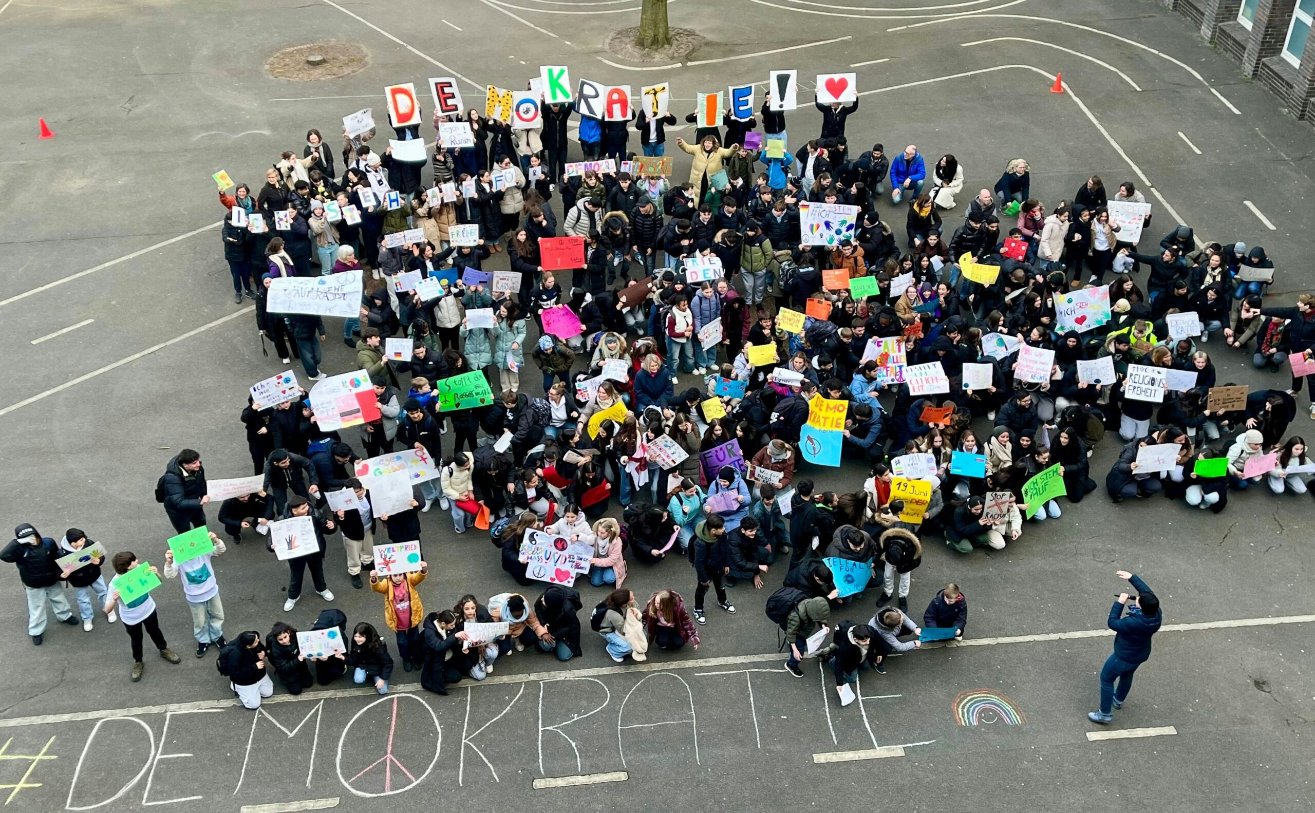 Pausenaktion für Demokratie: Leverkusener Realschule setzt vor der Wahl ein buntes Zeichen