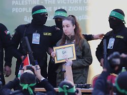 Channukka im Tunnel gefeiert: 20-Jährige erzählt von Zeit in Hamas-Verliesen