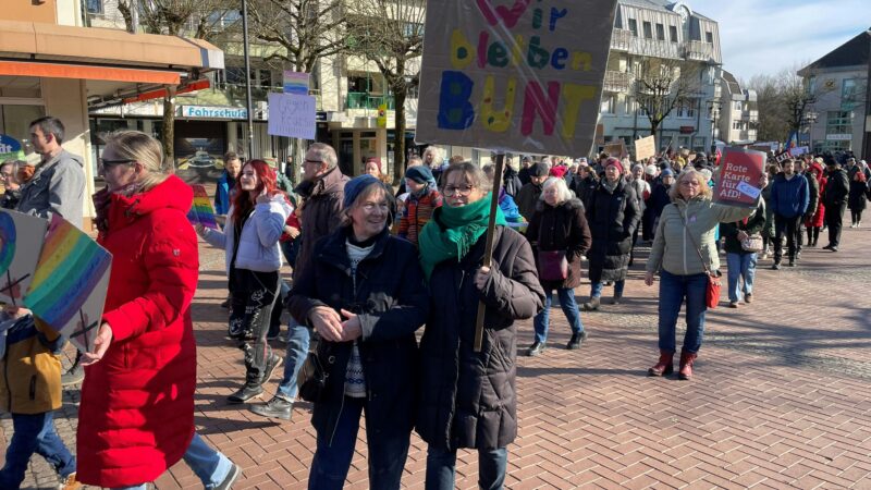 Demonstration: Leichlinger ziehen für Vielfalt und Demokratie durch die Stadt