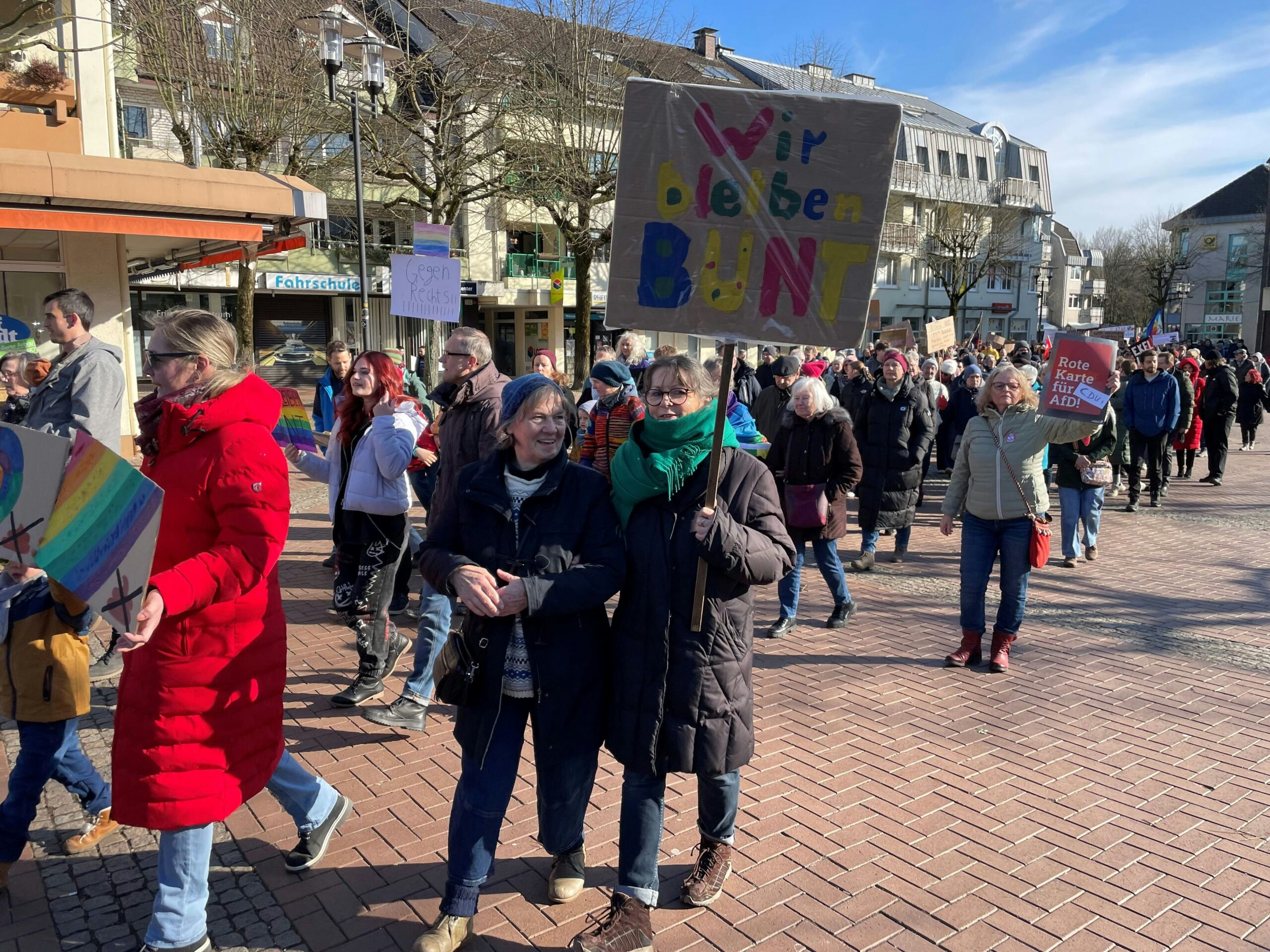 Demonstration: Leichlinger ziehen für Vielfalt und Demokratie durch die Stadt