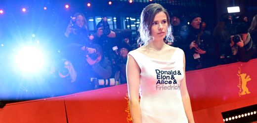 Berlinale 2024 eröffnet: Luisa Neubauer im politischen Protestkleid auf dem roten Teppich