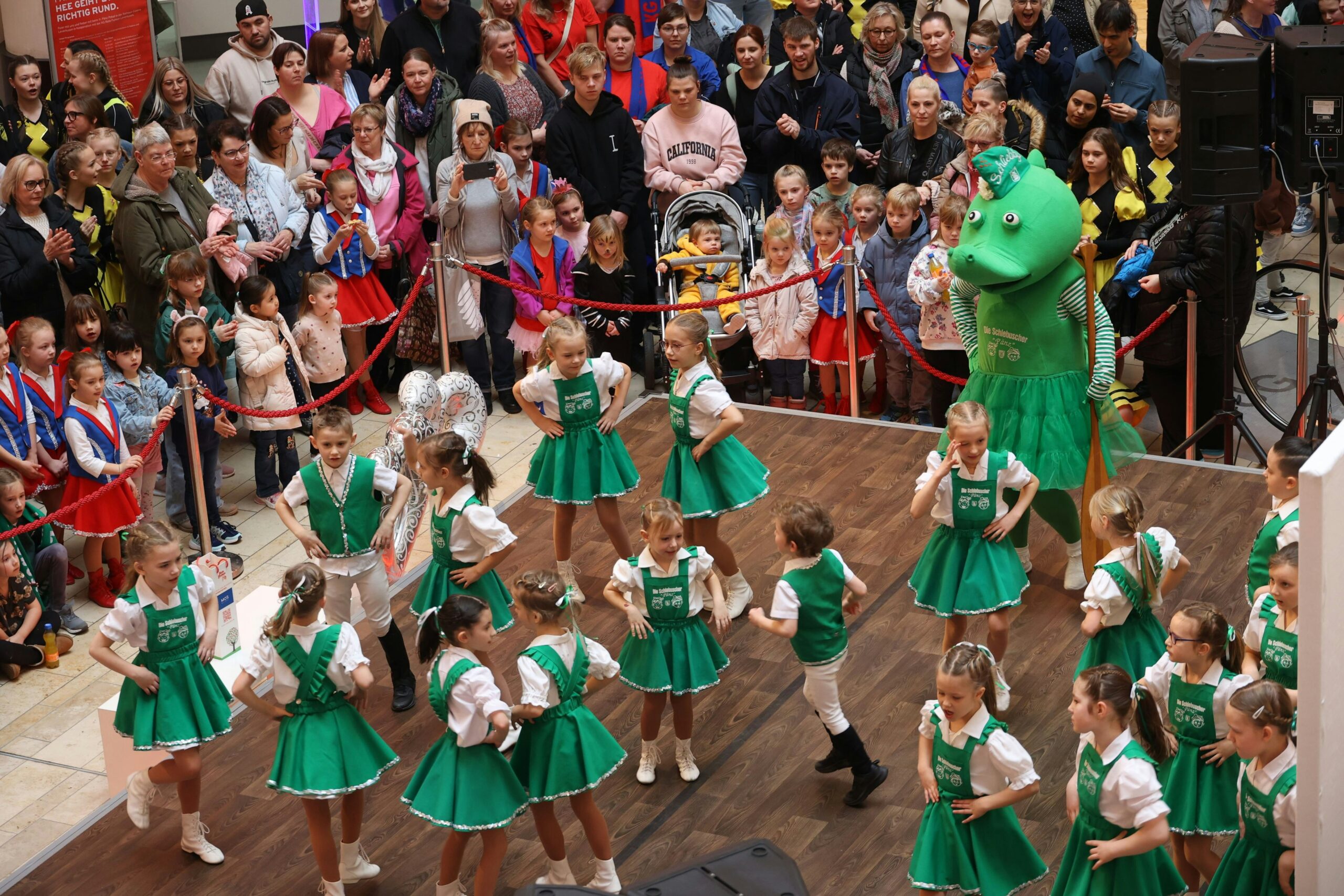 Karnevals-Tanz: KG Grün Weiß Schlebusch holt Mini Pänz-Pokal in Wiesdorfer Rathaus-Galerie
