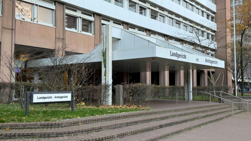 Messerattacke in Leverkusen: Opfer und Angeklagter machen sich im Landgericht gegenseitig Vorwürfe