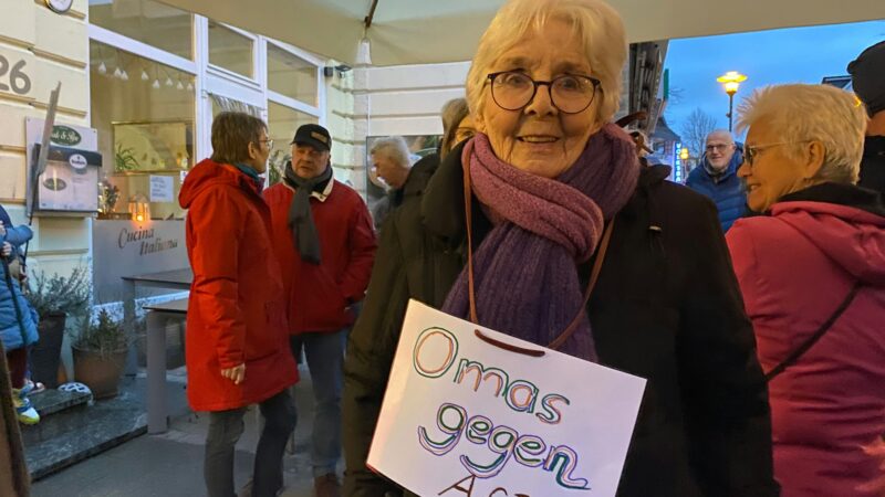 Neues Banner aufgehangen: Burscheider Frauen stehen für Demokratie ein