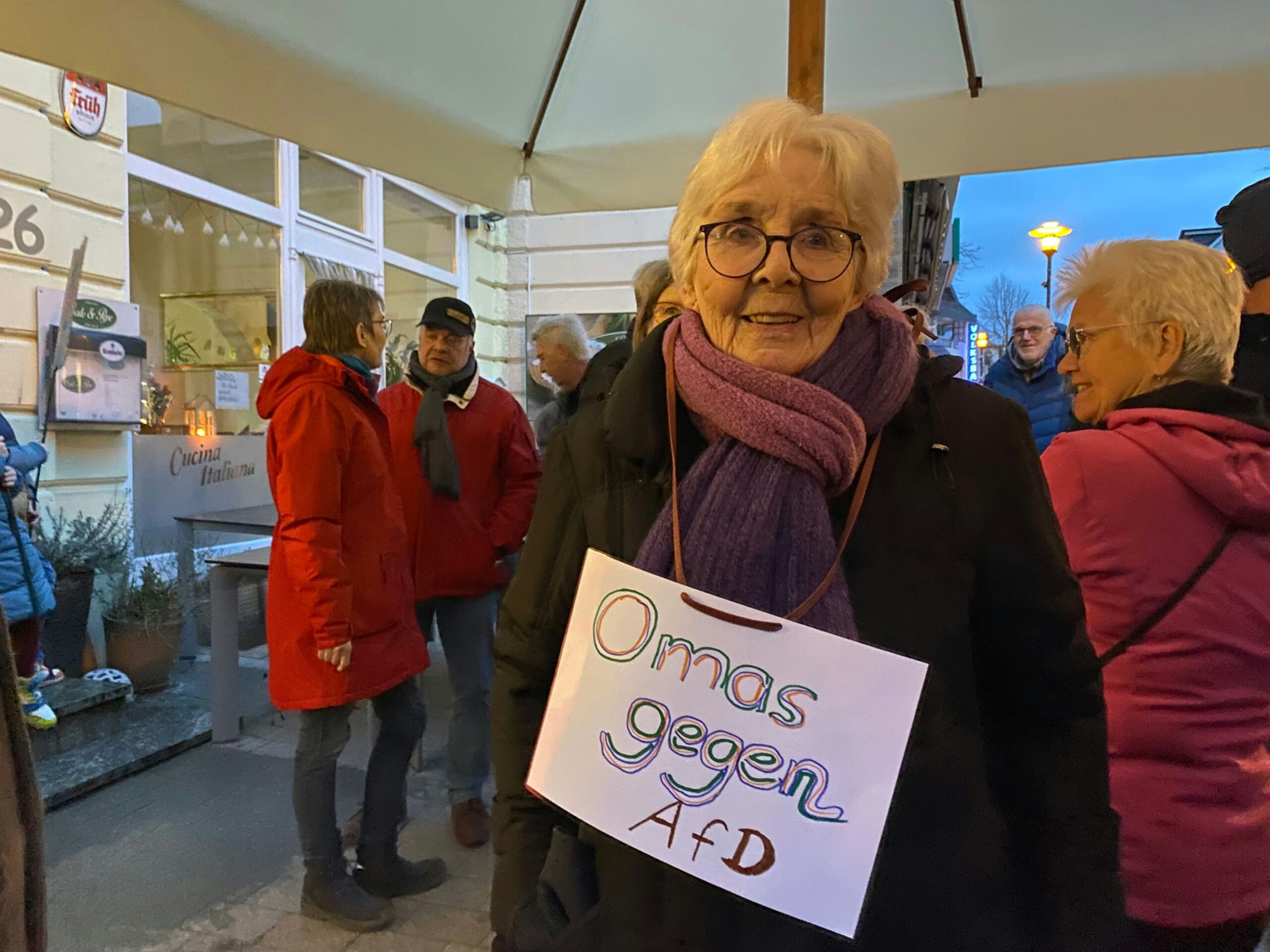 Neues Banner aufgehangen: Burscheider Frauen stehen für Demokratie ein