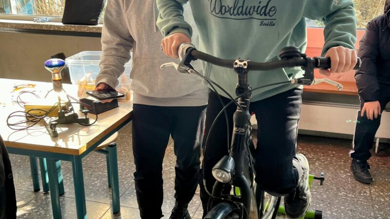 Energie-Projekt: Leverkusener Schüler treten in dicken Pullis in die Pedale