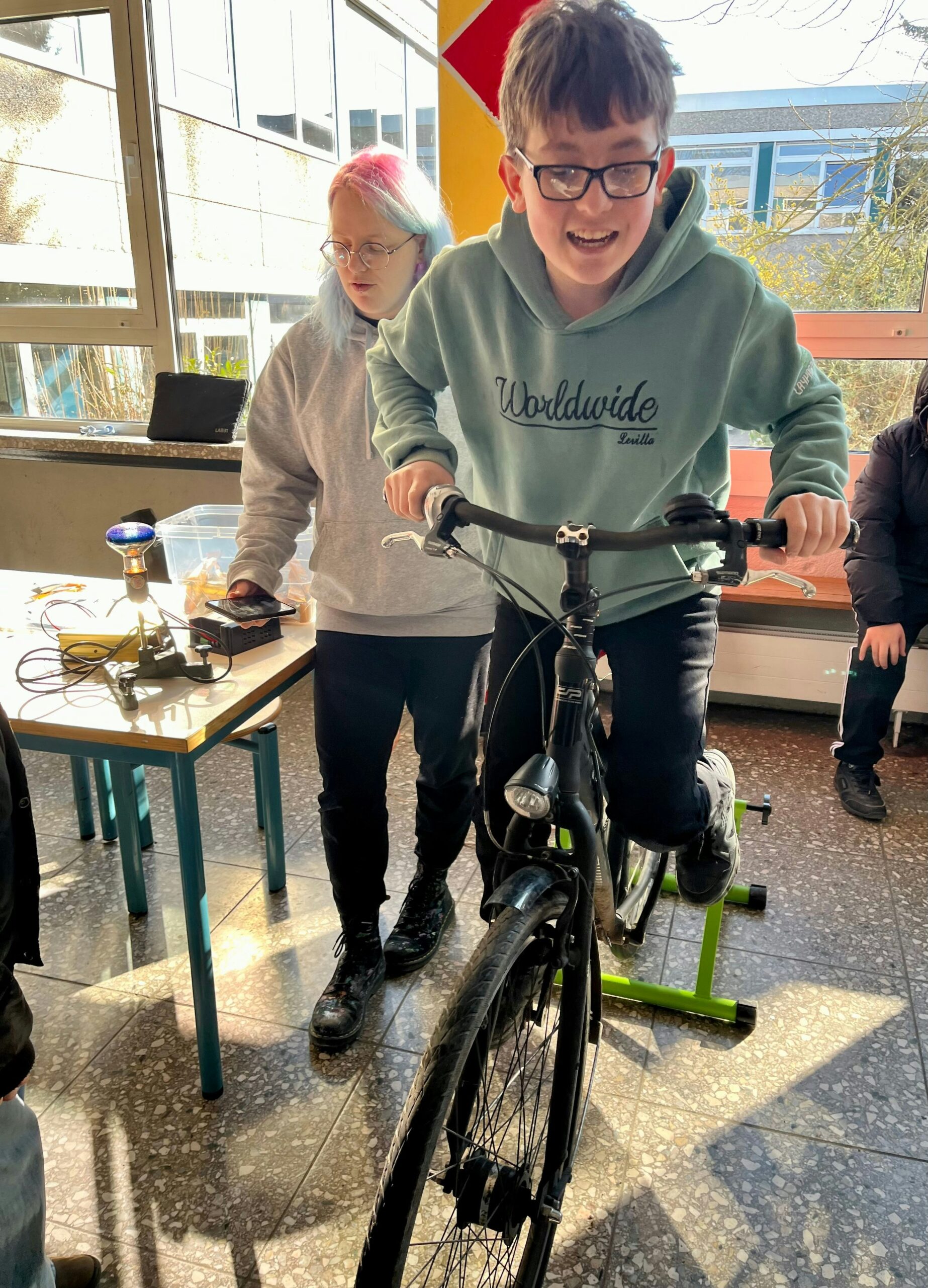 Energie-Projekt: Leverkusener Schüler treten in dicken Pullis in die Pedale