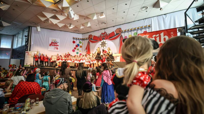 „Leev Pänz“: Was den Kinderkarneval der Roten Funken in Leverkusen besonders macht