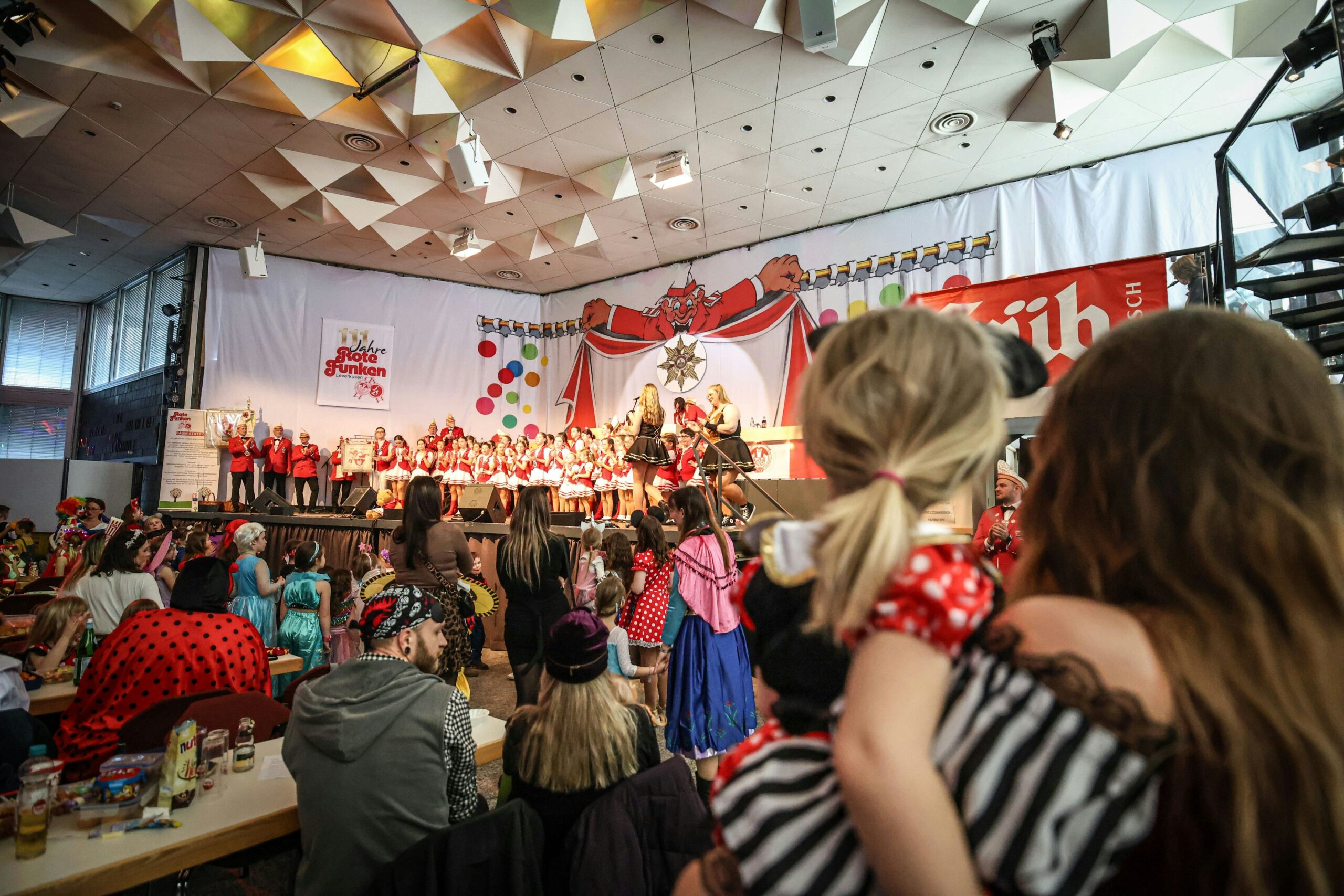 „Leev Pänz“: Was den Kinderkarneval der Roten Funken in Leverkusen besonders macht