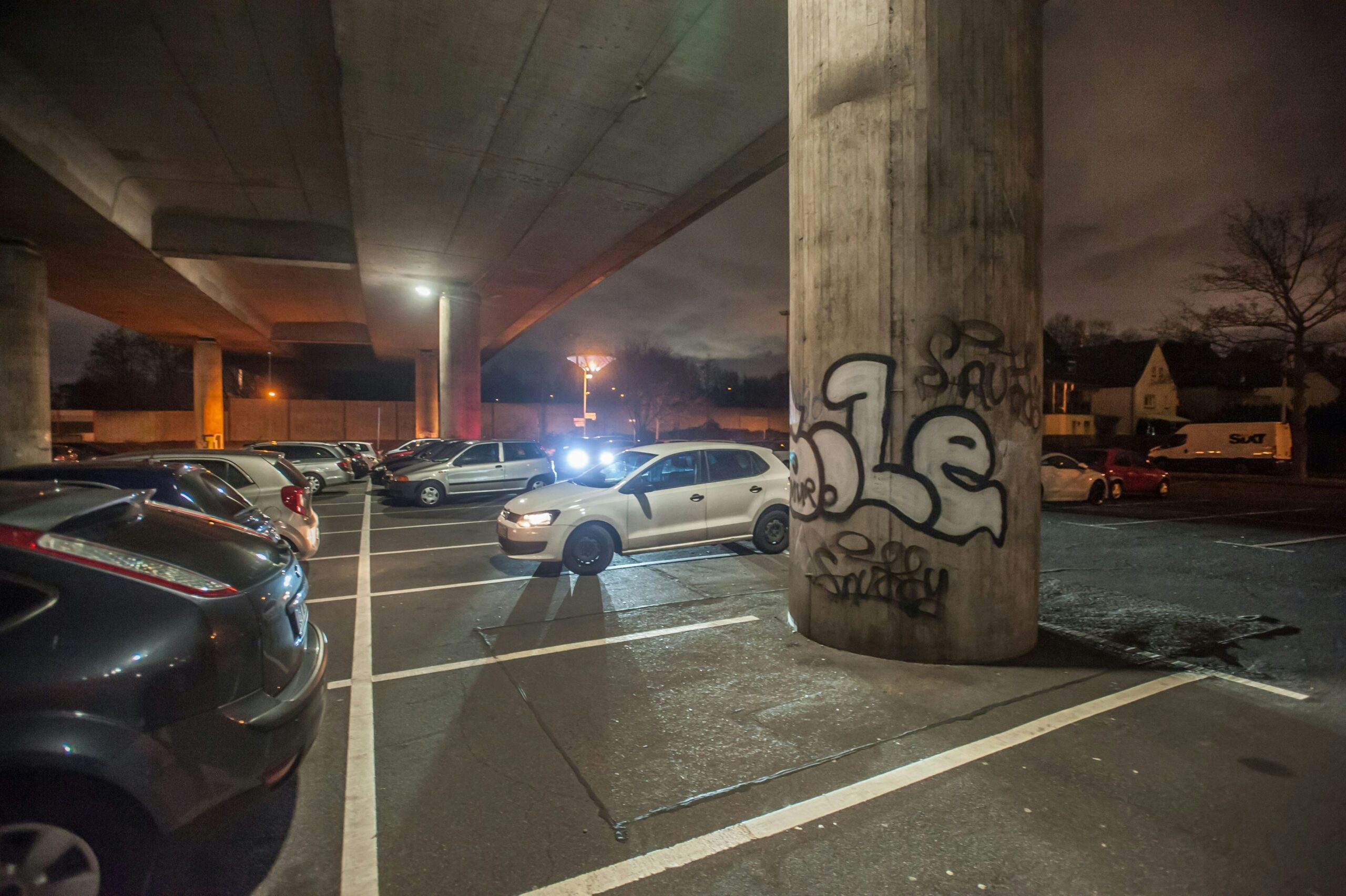 Politische Meinungen geteilt: Mehrheit unterstützt Umbau von Sportplätzen zu Parkplätzen in Leverkusen