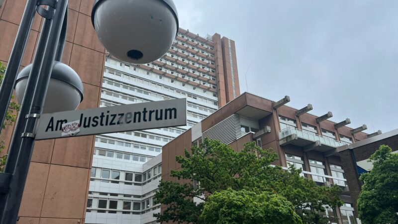 Strafprozess: 20-Jähriger raste mit bis zu 140 Stundenkilometern durch Leverkusen