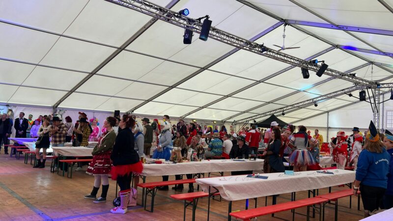 Karneval: Zwei junge KGs feiern Kostümparty „Tierisch Jeck“ in Leichlingen – Zelt zu groß