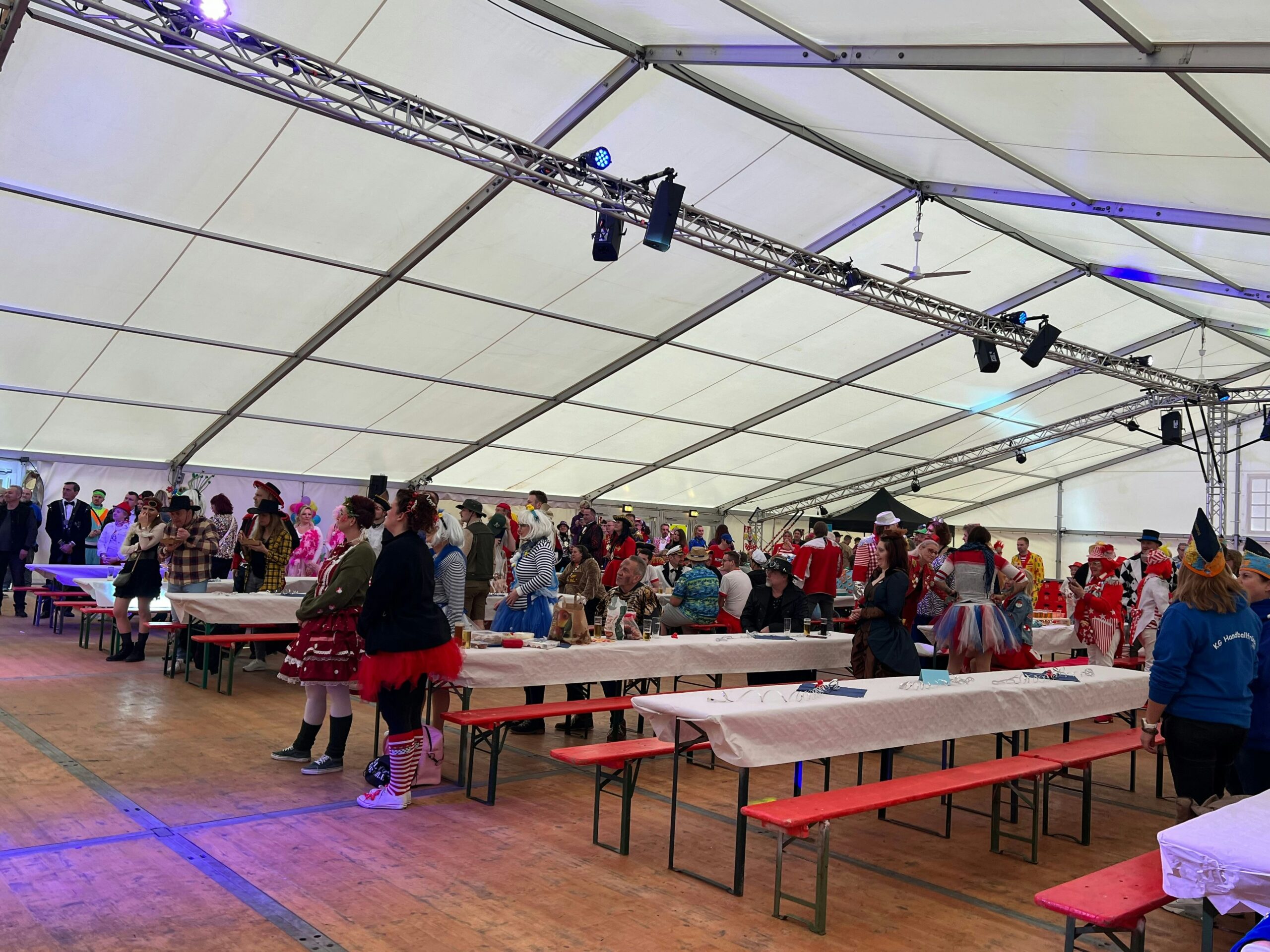 Karneval: Zwei junge KGs feiern Kostümparty „Tierisch Jeck“ in Leichlingen – Zelt zu groß