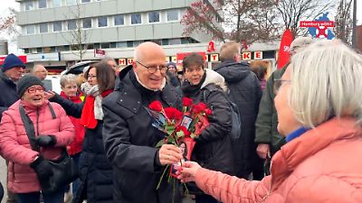 Hamburger Bürgerschaftswahl 2025: Bachelor oder Bürgermeister? Peter Tschentscher (SPD) wird zum Rosenkavalier