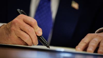 Ist US-Präsident Donald Trump krank? Seltsame Flecken auf seiner rechten Hand heizen Gerüchte um seine Gesundheit an