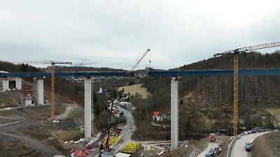 A45-Brücke im Rahmedetal feiert „Stahlhochzeit“