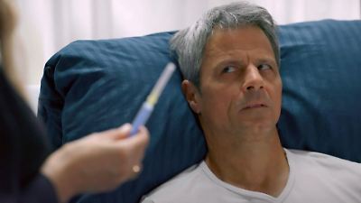 „Unter uns” am 27.02.25 im TZ: Benedikt versucht, sich aus Patrizias Fängen zu befreien