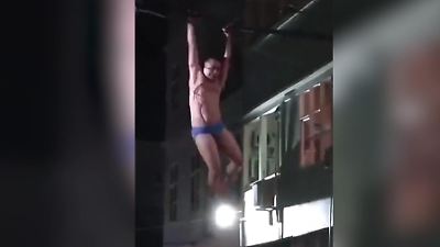 Indonesien: Stromkabel statt Liane! Halbnackter Mann (31) schwingt Tarzan-like von Hausdach