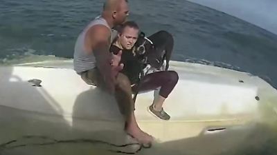 Florida: Ein Boot kentert in stürmischer See – Hund und zwei Personen in Gefahr