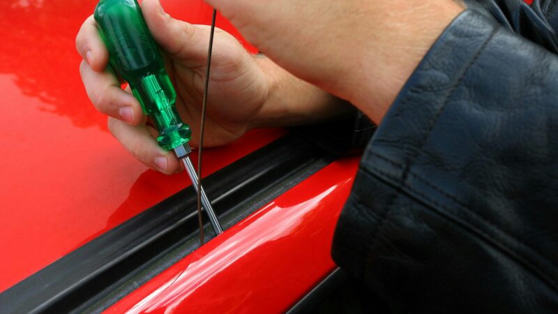 Werkzeug gestohlen: Unbekannte brechen in Leichlingen zweimal in Transporter ein