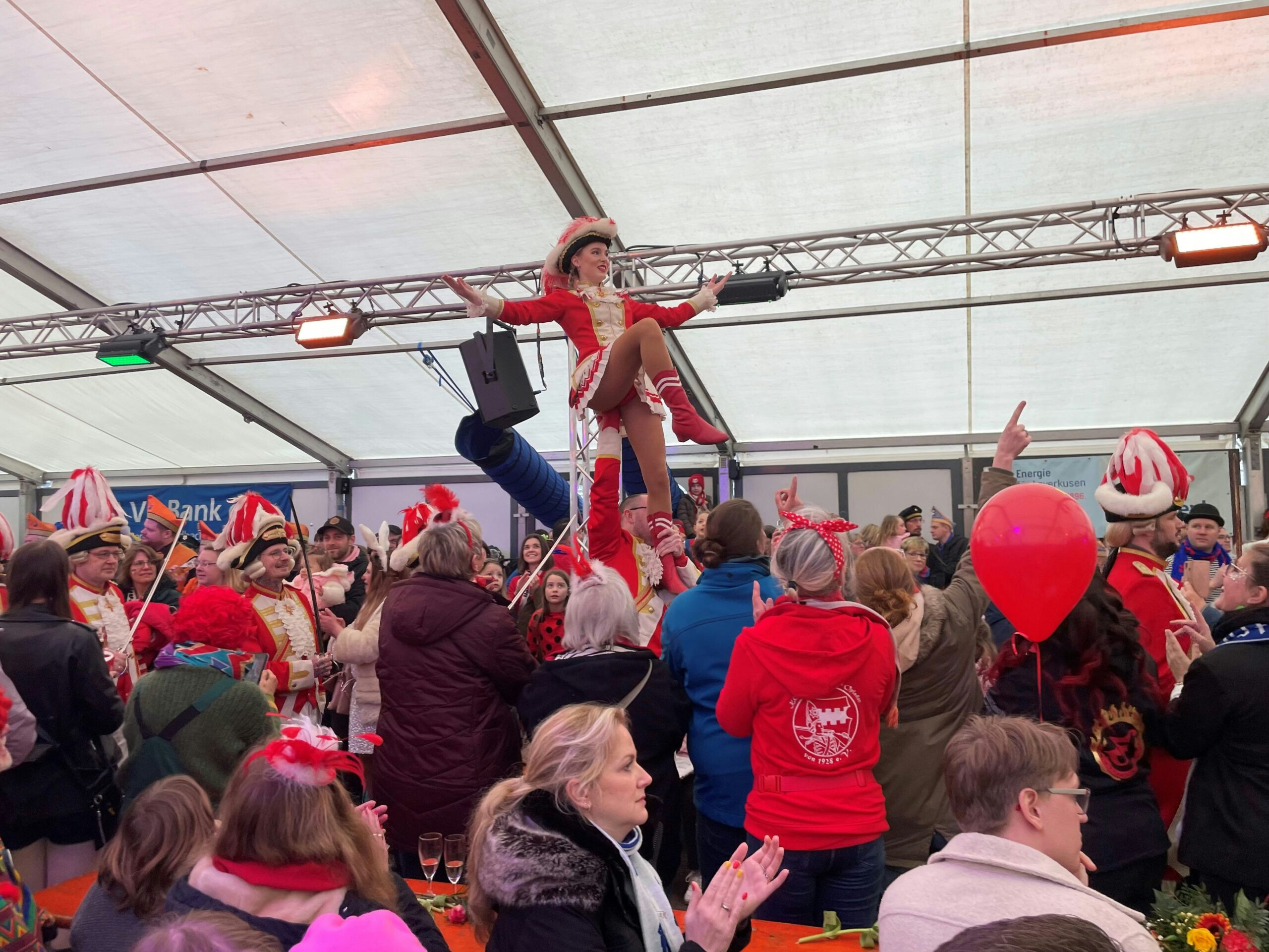 „Lafuzo“: Der Straßenkarneval in Opladen ist eröffnet