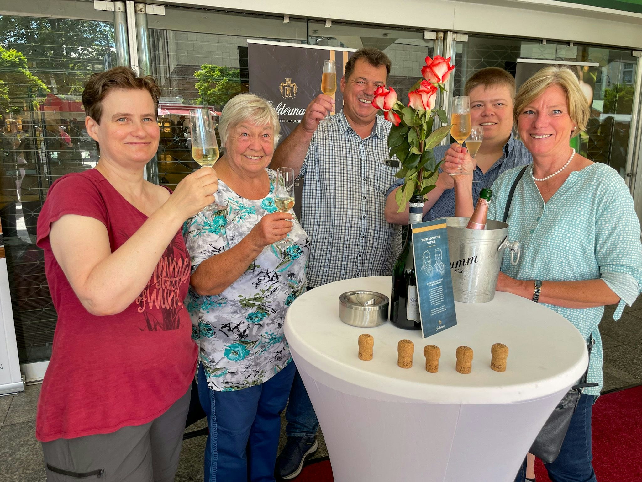 Ab Samstag: Beliebter Sektstand öffnet wieder in Wiesdorfer Fußgängerzone