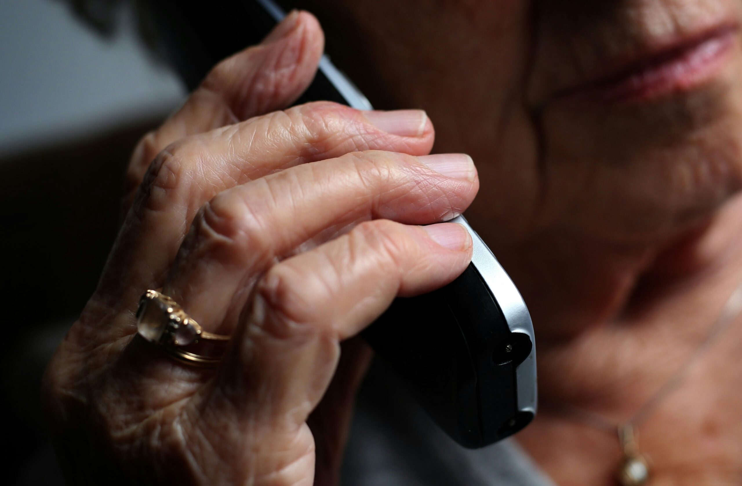 Angeblicher Paypal-Mitarbeiter: Leichlingerin verliert 10.000 Euro an Betrüger