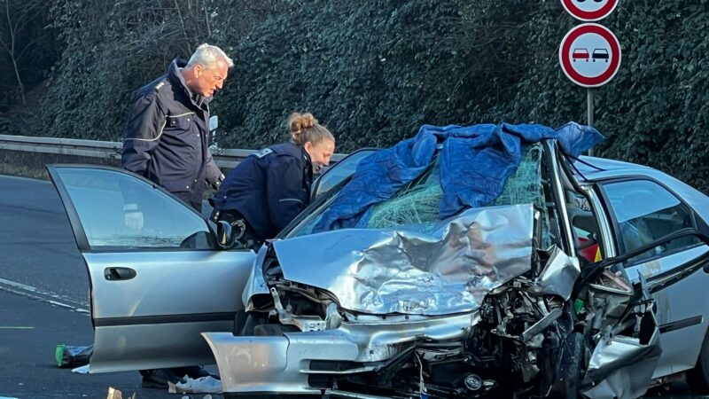 Bonner Straße: Auto fährt in Leverkusen in den Gegenverkehr – ein Toter, drei Verletzte