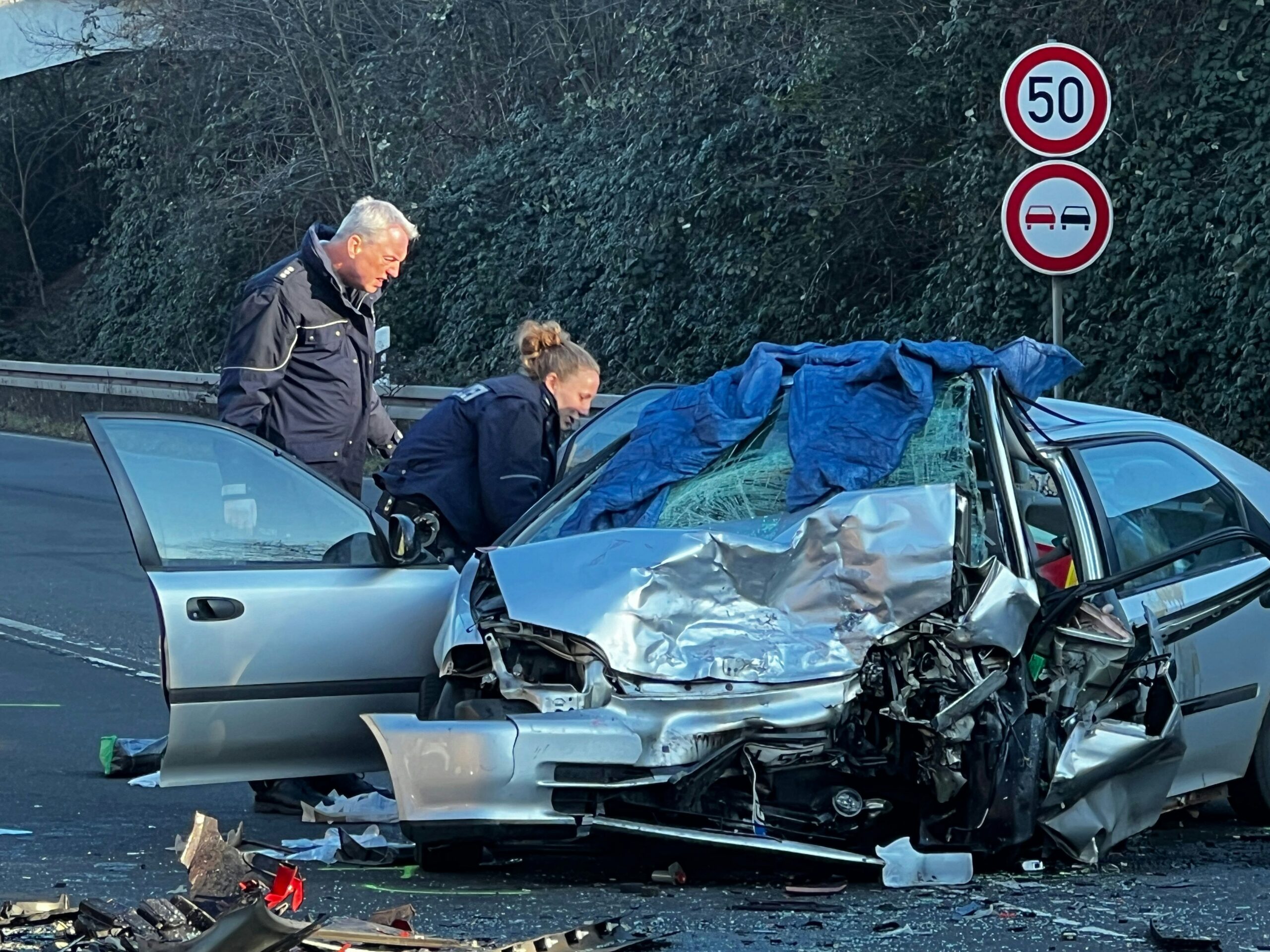 Bonner Straße: Auto fährt in Leverkusen in den Gegenverkehr – ein Toter, drei Verletzte