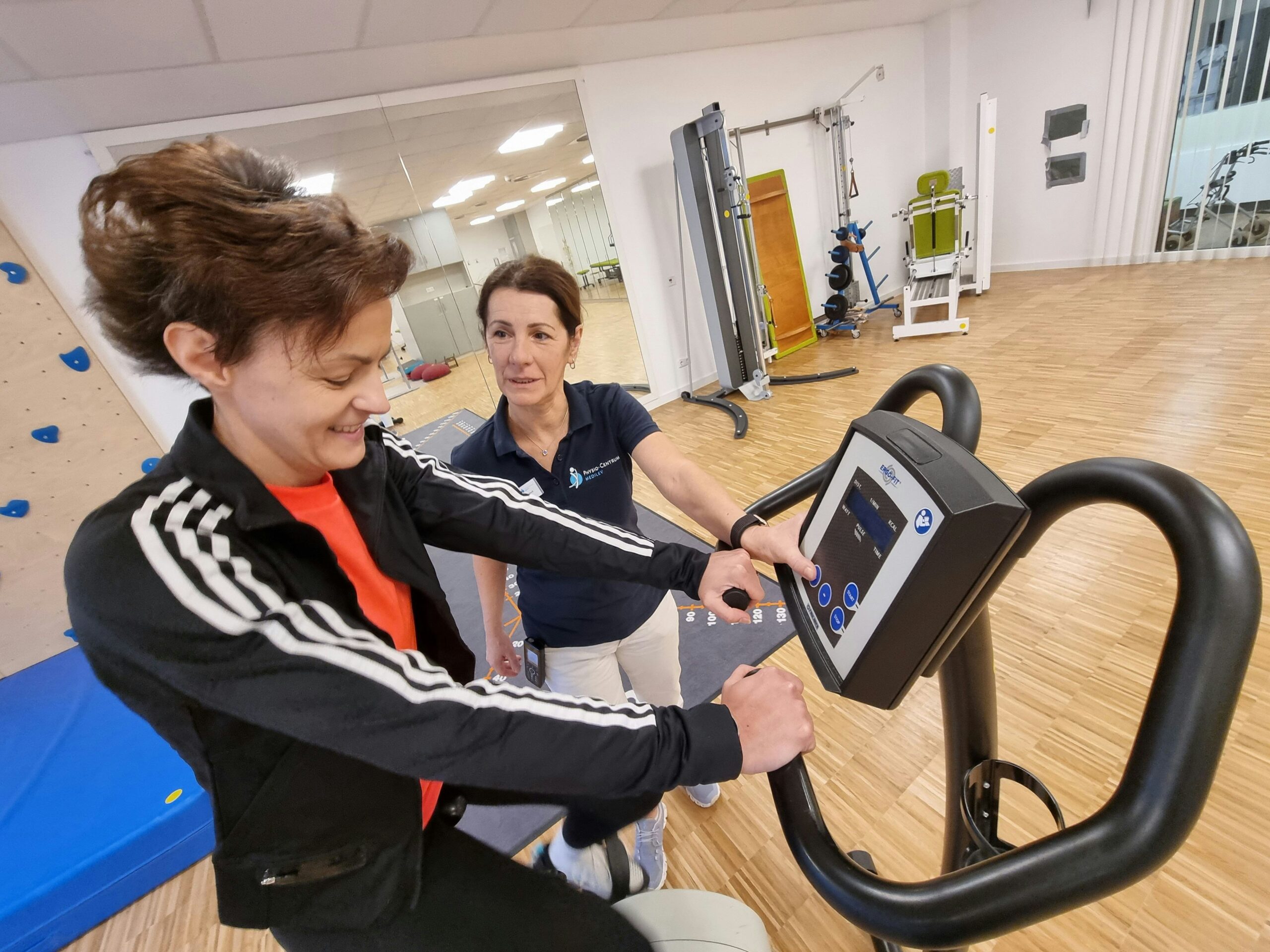 Im Klinikum Leverkusen operiert: 43-jährige Olympiateilnehmerin läuft jetzt mit künstlichem Knie