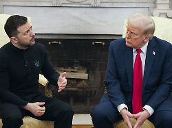 Schamlos auf Putins Seite: Ein Staatsmann ohne Anzug neben einem Anzug ohne Staatsmann