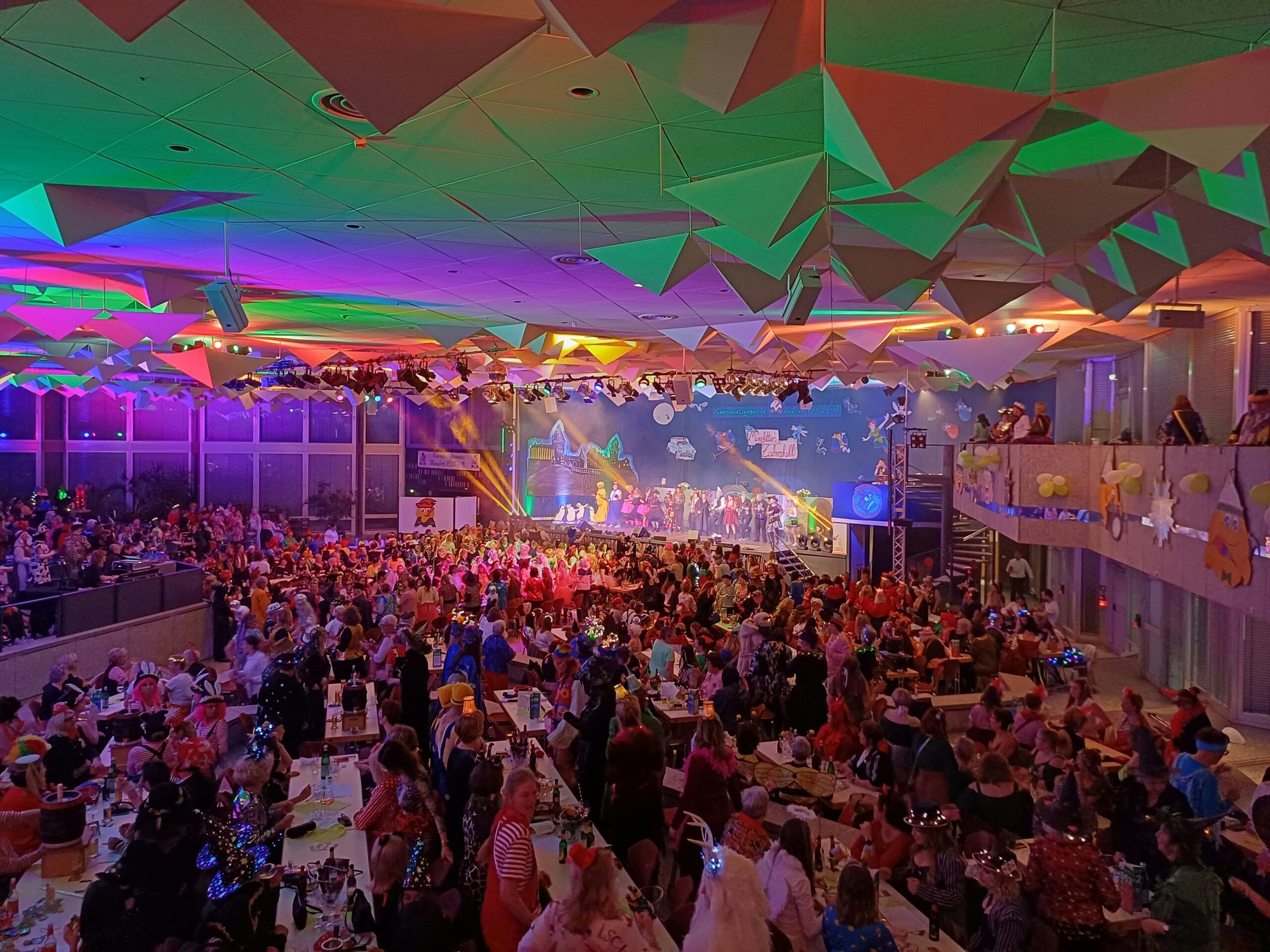 „Keine Männer“: Einzigartige Stimmung auf der Damensitzung der Karnevalsfreunde Manfort