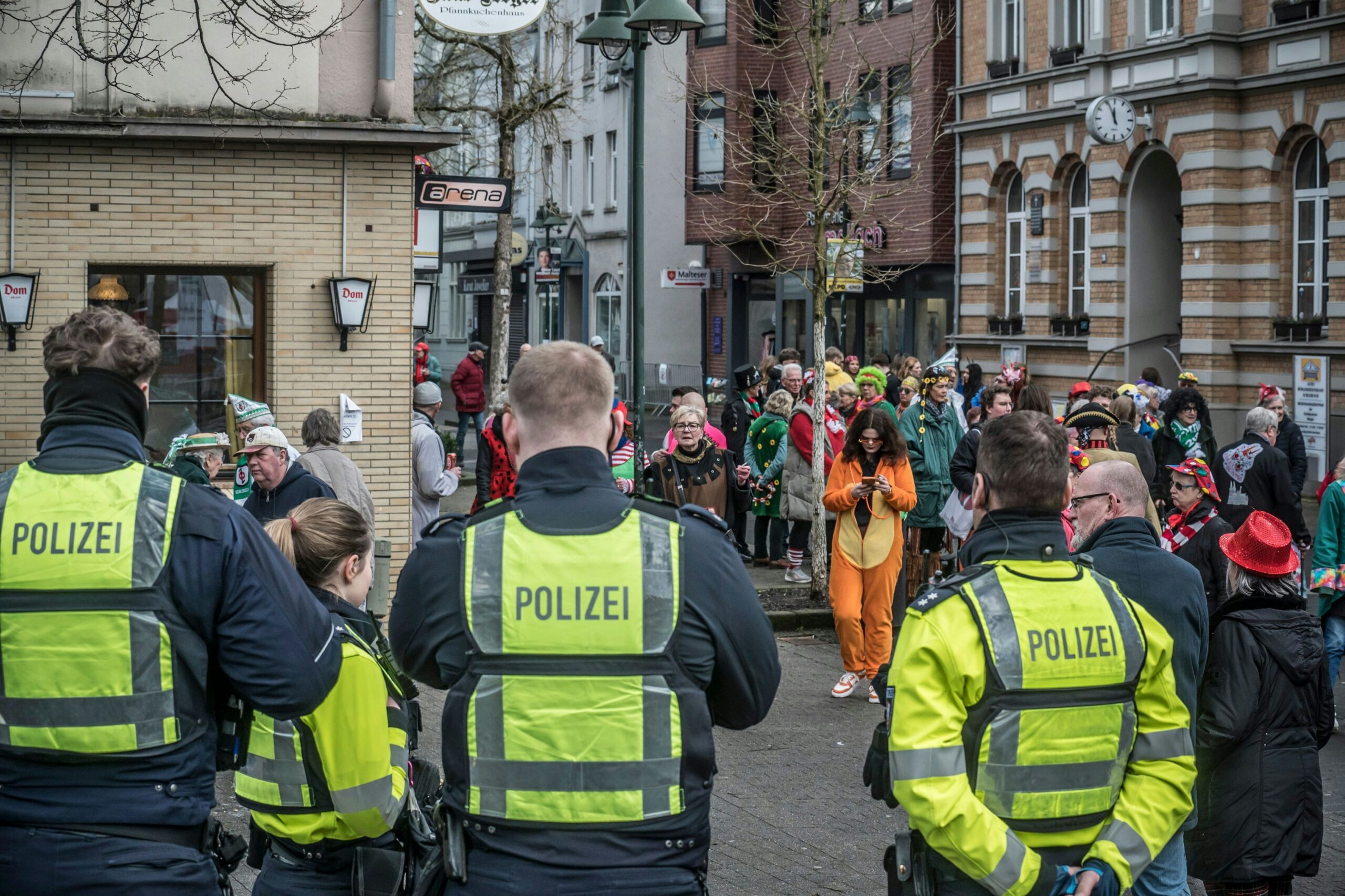 Weiberfastnachts-Bilanz: 67 Ordnungsdienstler im Einsatz in Leverkusen