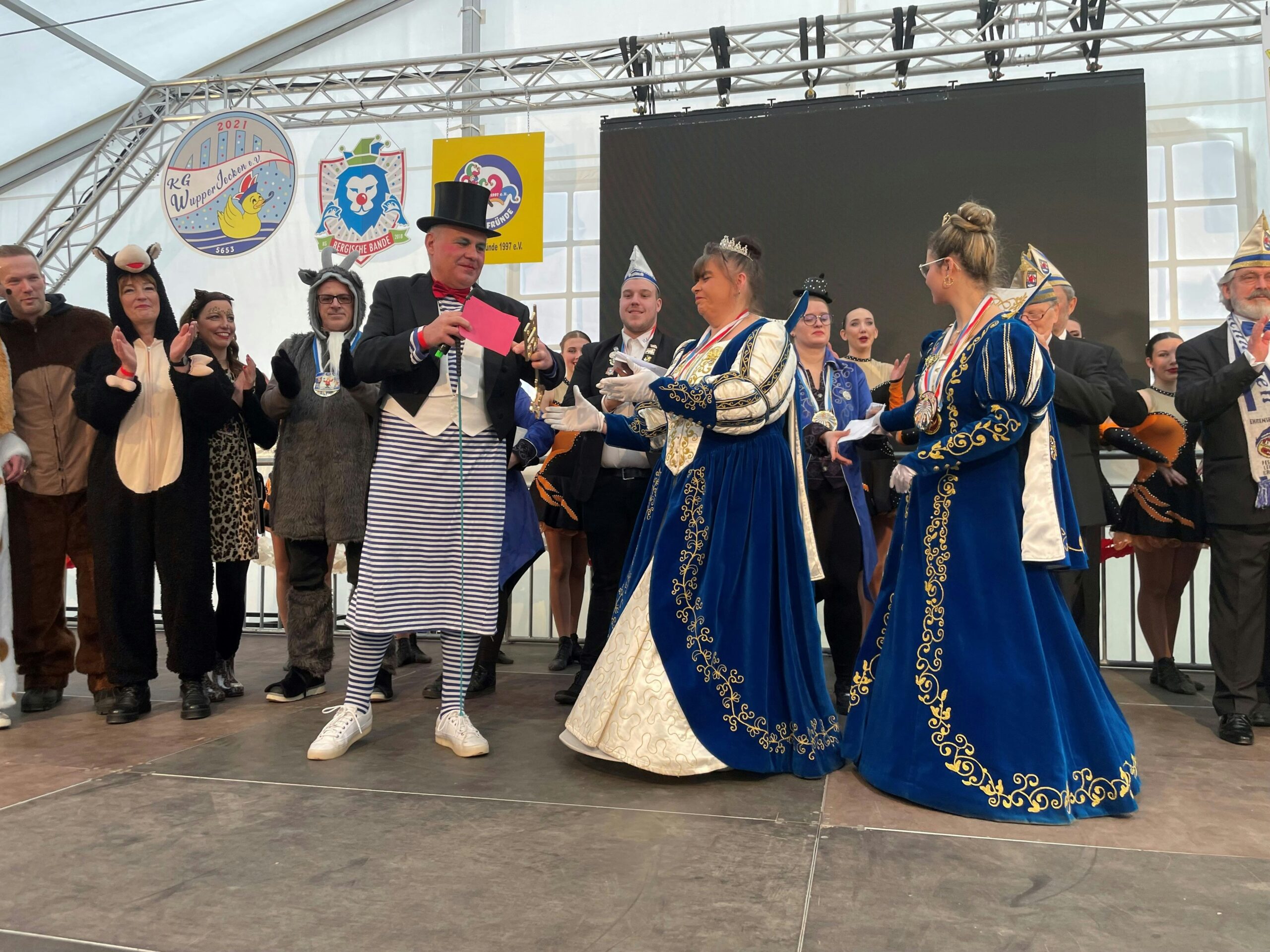 Rathaussturm an Weiberfastnacht: Ehrensenat „schmiert“ den Leichlinger Bürgermeister