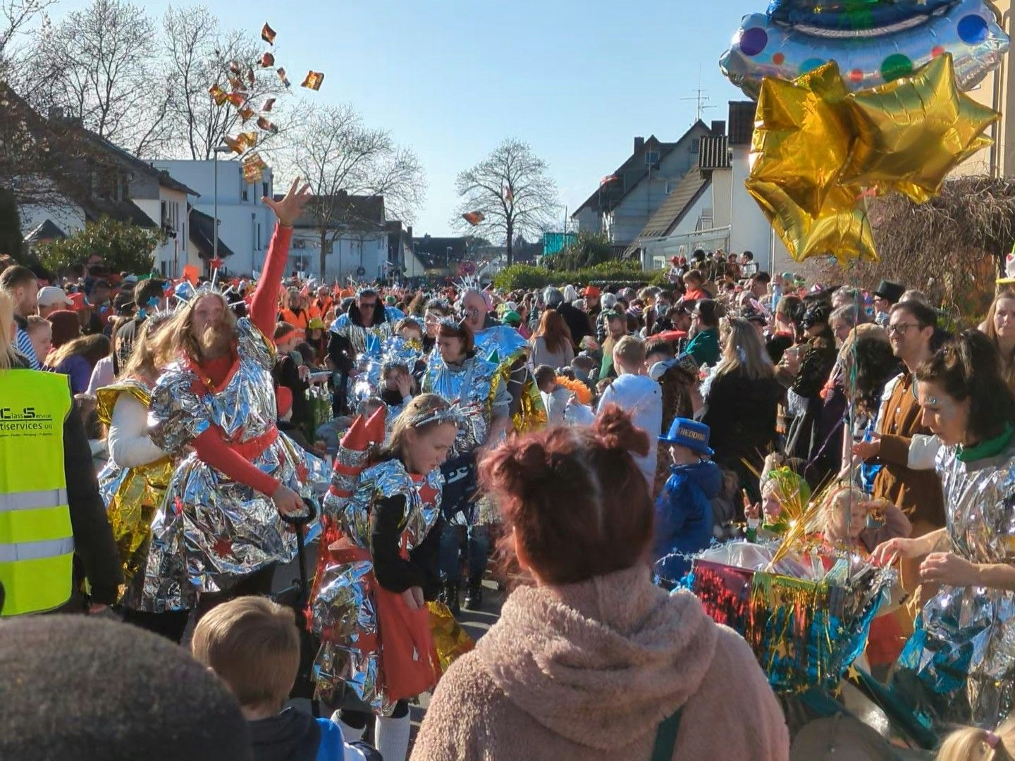 Karneval in Holzhausen: Tausende strömen zu Leverkusens kleinstem Zug