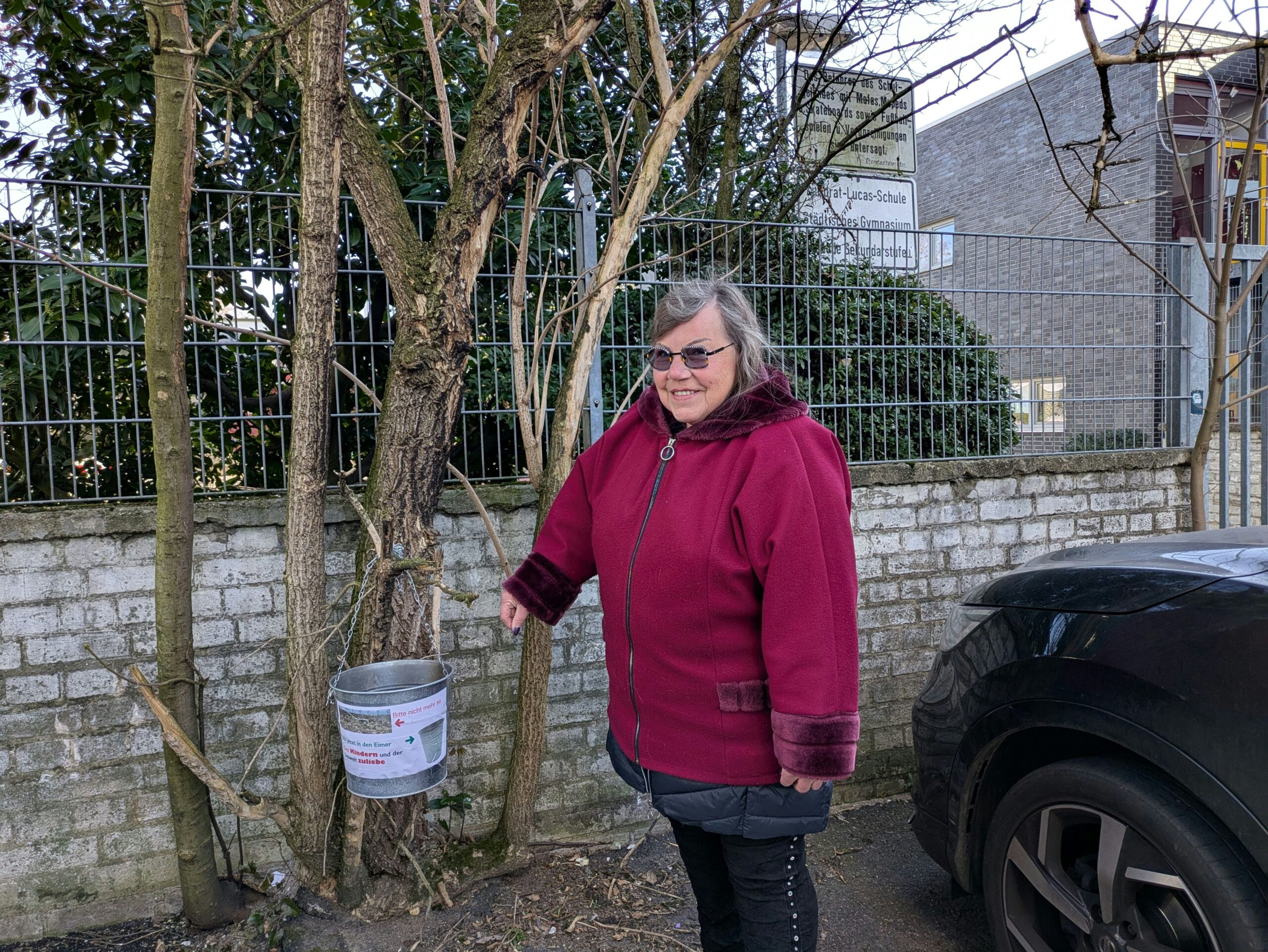 Zigarettenkippen: Anwohnerin geht gegen Unrat vor Schultor in Opladen vor