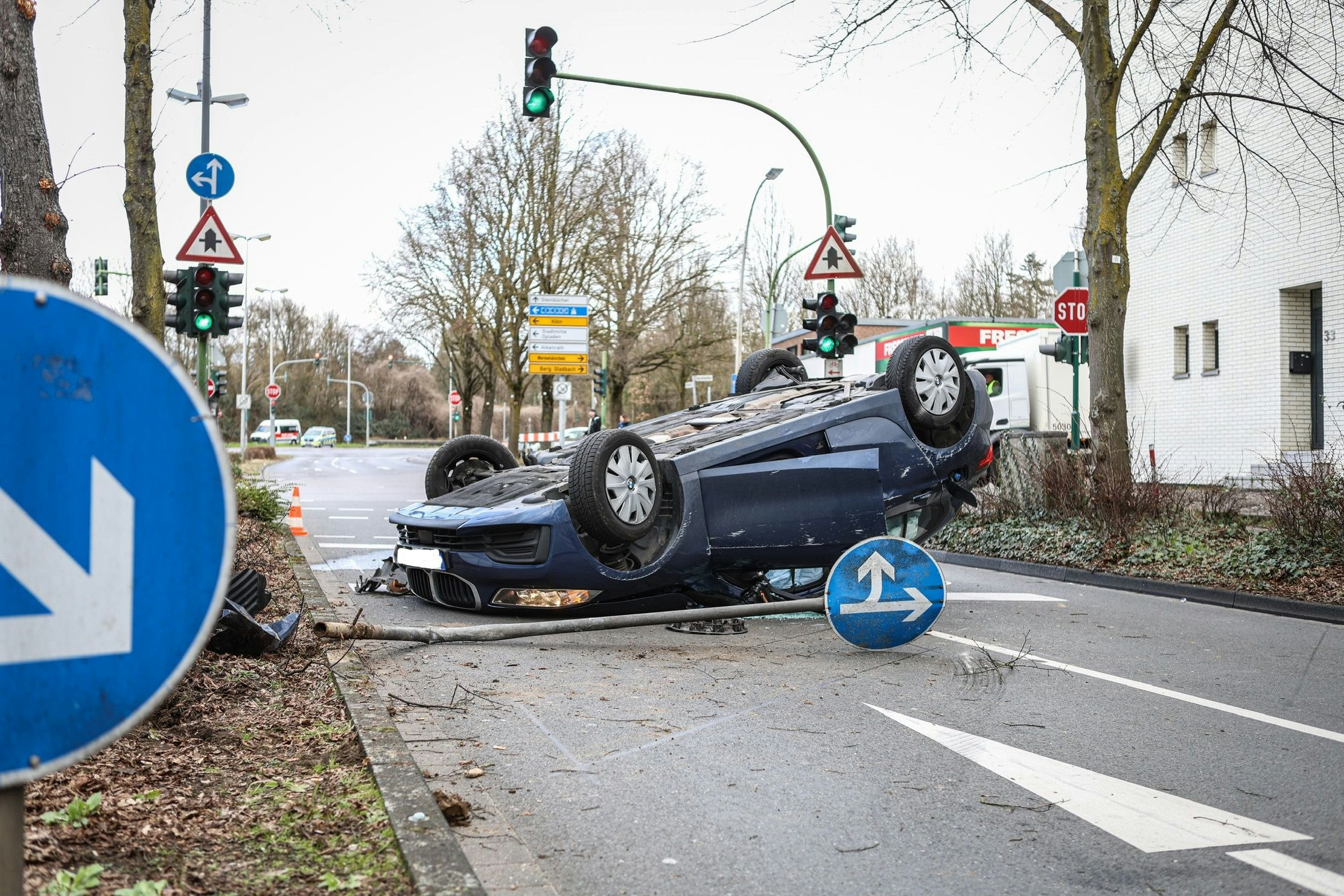 Schlebusch: Auto überschlägt sich auf der Oulustraße in Leverkusen – Zwei Verletzte