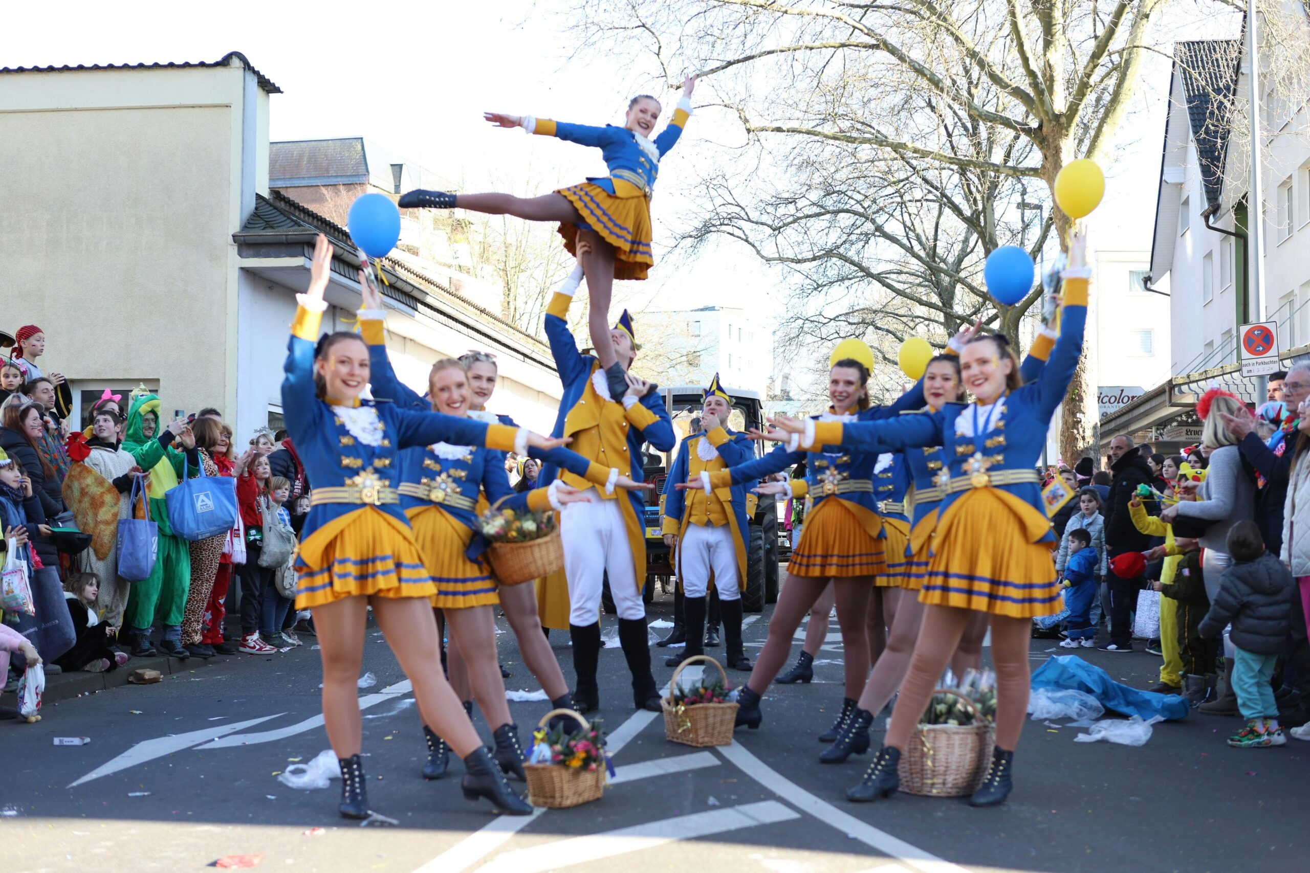 Leverkusens Rosenmontagszug: Mit Stippeföttche und Rock’n’Roll durch Opladen