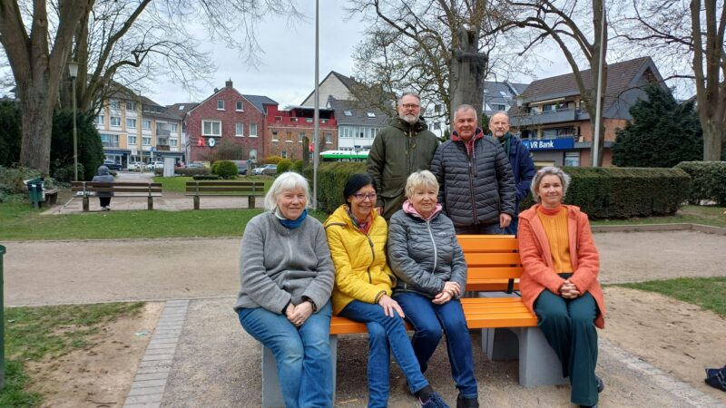 Stadt ist Vorreiterin: Bank in Leichlinger Stadtpark macht auf Gewalt gegen Frauen aufmerksam